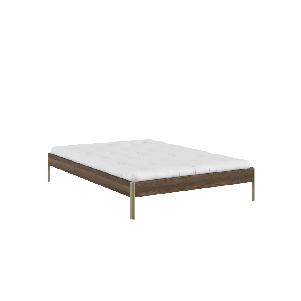 KARUP Dřevěná postel CORE 140x200 cm tmavě hnědá zelené nohy