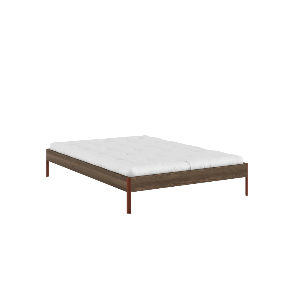 KARUP Dřevěná postel CORE 140x200 cm tmavě hnědá rudé nohy