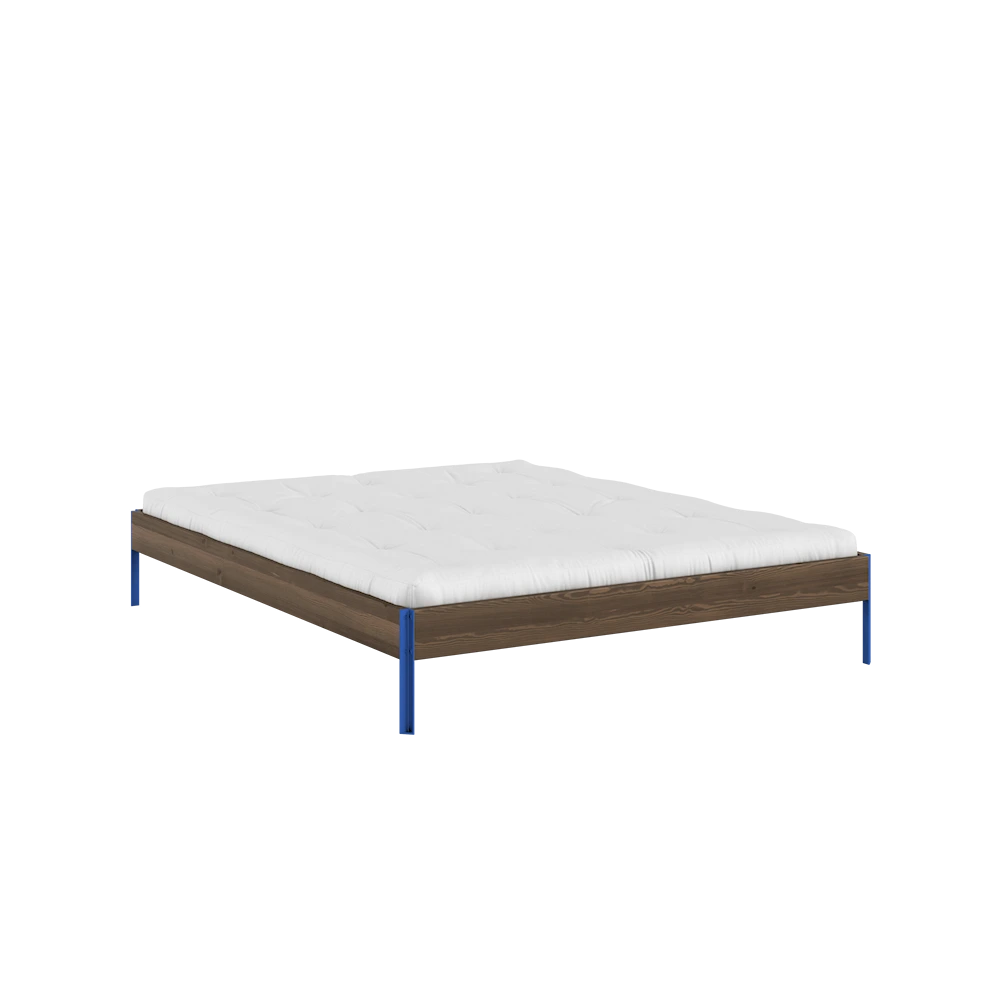 KARUP Dřevěná postel CORE 160x200 cm tmavě hnědá modré nohy