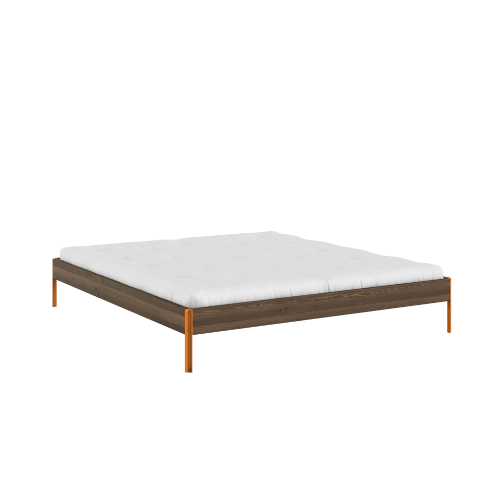 KARUP Dřevěná postel CORE 180x200 cm tmavě hnědá oranžové nohy